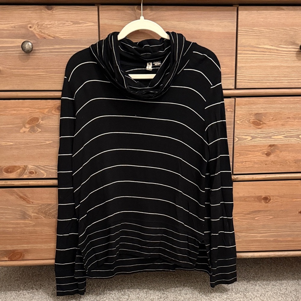 Cable & Gauge Black and White Striped Top/Sweatshirt
